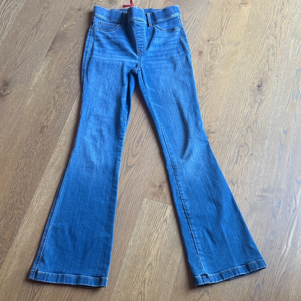 SPANX Flare Women's Jeans in Blue
EXCELLENT NEW CONDITION